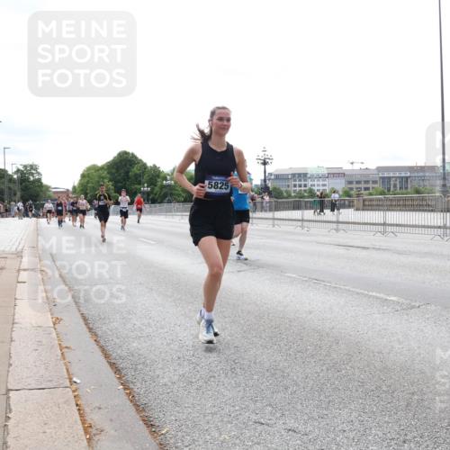 29.06.2025 - hella hamburg halbmarathon Lena Gebhardt http://msf.ph/oto/8420044 29.06.2025 10:27:31 Lombardsbrücke 5825, 1530, 2080, 2306, 2775, 3389, 4358, 4372, 5285, 5495, 5707, 5825, 6214, 6259, 6637, 7234, 7314, 7764, 7944, 7978, 8085, 8281, 9349, 9688, 10077, 10158, 10412, 10413, 11110, 11256, 11766, 12500, 13043, 14020, 14021, 14206, 15108, 15641, 16838, 17049, 17427, 17445, 17791, 18012, 18097, 18301, 18626, 18766, 18976 meine-sportfotos.de