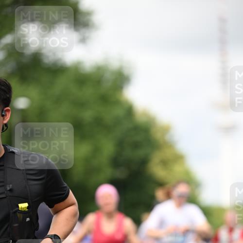 29.06.2025 - hella hamburg halbmarathon Dr. Thomas Lammeyer http://msf.ph/oto/8420046 29.06.2025 10:46:45 Kennedybrücke 1039, 1712, 1752, 2069, 2134, 2974, 3276, 3326, 3568, 4385, 4541, 4680, 4735, 4736, 5419, 5432, 5671, 6136, 6153, 6320, 6828, 7022, 7023, 7040, 7043, 7260, 8014, 8712, 9644, 10532, 10623, 10842, 11074, 11075 meine-sportfotos.de