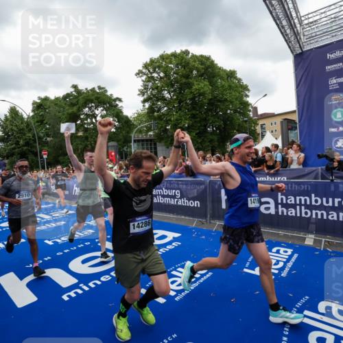 29.06.2025 - hella hamburg halbmarathon Zöllner http://msf.ph/oto/8420060 29.06.2025 10:52:56 Ziel 1257, 1258, 1657, 2099, 2444, 2814, 2910, 4557, 4558, 4770, 5077, 5907, 8139, 8720, 8955, 9065, 9163, 10724, 10811, 11217, 11992, 14198, 14286 meine-sportfotos.de