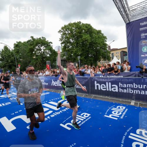 29.06.2025 - hella hamburg halbmarathon Zöllner http://msf.ph/oto/8420069 29.06.2025 10:52:57 Ziel 1257, 1258, 1657, 2099, 2444, 2814, 2910, 4557, 4558, 4770, 5077, 5907, 8139, 8720, 8955, 10724, 10811, 11217, 11992, 14198, 14286, 15430, 18720 meine-sportfotos.de
