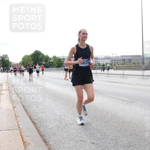 29.06.2025 - hella hamburg halbmarathon Lena Gebhardt http://msf.ph/oto/8420078 29.06.2025 10:27:31 Lombardsbrücke 5825, 1530, 2080, 2306, 2775, 3389, 4358, 4372, 5285, 5495, 5707, 5825, 6214, 6259, 6637, 7234, 7314, 7764, 7944, 7978, 8085, 8281, 9349, 9688, 10077, 10158, 10412, 10413, 11110, 11256, 11766, 12500, 13043, 14020, 14021, 14206, 15108, 15641, 16838, 17049, 17427, 17445, 17791, 18012, 18097, 18301, 18626, 18766, 18976 meine-sportfotos.de