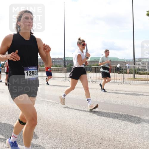 29.06.2025 - hella hamburg halbmarathon Lena Gebhardt http://msf.ph/oto/8420080 29.06.2025 10:18:18 Lombardsbrücke 12498, 12939, 1090, 1159, 1160, 1234, 1268, 1325, 1554, 1622, 1641, 1820, 1982, 2087, 2147, 2335, 2634, 2703, 2931, 3125, 3202, 3321, 3482, 3977, 4123, 4383, 4710, 4738, 4804, 5004, 5290, 5909, 6270, 6332, 6533, 7094, 7160, 7454, 7641, 7649, 7838, 7882, 7883, 8067, 8128, 8248, 8341, 8607, 8799, 9222, 9539, 9586, 9658, 9717, 9734, 9748, 9834, 9844, 9964, 10172, 10174, 10332, 10509, 10659, 10687, 10908, 12498, 12541, 12548, 12552, 12703, 13341 meine-sportfotos.de