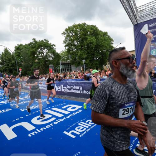 29.06.2025 - hella hamburg halbmarathon Zöllner http://msf.ph/oto/8420084 29.06.2025 10:52:57 Ziel 1257, 1258, 1657, 2099, 2444, 2814, 2910, 4557, 4558, 4770, 5077, 5907, 8139, 8720, 8955, 10724, 10811, 11217, 11992, 14198, 14286, 15430, 18720 meine-sportfotos.de