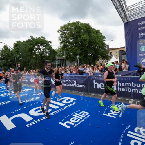 29.06.2025 - hella hamburg halbmarathon Zöllner http://msf.ph/oto/8420092 29.06.2025 10:52:57 Ziel 1257, 1258, 1657, 2099, 2444, 2814, 2910, 4557, 4558, 4770, 5077, 5907, 8139, 8720, 8955, 10724, 10811, 11217, 11992, 14198, 14286, 15430, 18720 meine-sportfotos.de