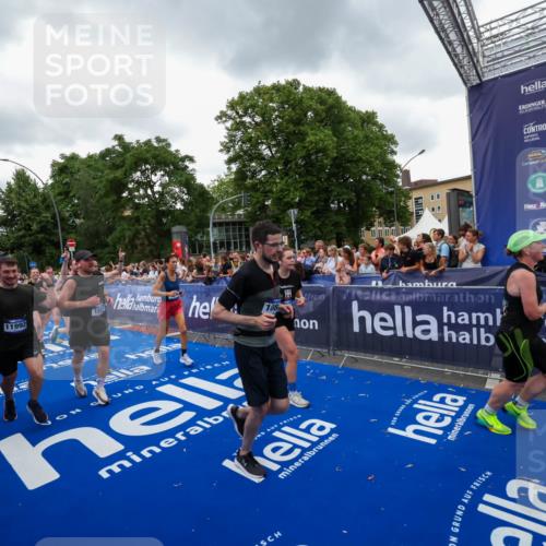 29.06.2025 - hella hamburg halbmarathon Zöllner http://msf.ph/oto/8420099 29.06.2025 10:52:58 Ziel 1257, 1258, 1657, 2099, 2444, 2814, 2910, 4557, 4558, 4770, 5077, 5907, 8139, 8720, 8955, 10724, 10811, 11217, 11992, 12519, 14791, 15430, 18720 meine-sportfotos.de
