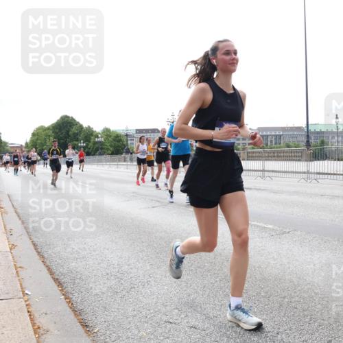 29.06.2025 - hella hamburg halbmarathon Lena Gebhardt http://msf.ph/oto/8420102 29.06.2025 10:27:31 Lombardsbrücke 1530, 2080, 2306, 2775, 3389, 4358, 4372, 5285, 5495, 5707, 5825, 6214, 6259, 6637, 7234, 7314, 7764, 7944, 7978, 8085, 8281, 9349, 9688, 10077, 10158, 10412, 10413, 11110, 11256, 11766, 12500, 13043, 14020, 14021, 14206, 15108, 15641, 16838, 17049, 17427, 17445, 17791, 18012, 18097, 18301, 18626, 18766, 18976 meine-sportfotos.de