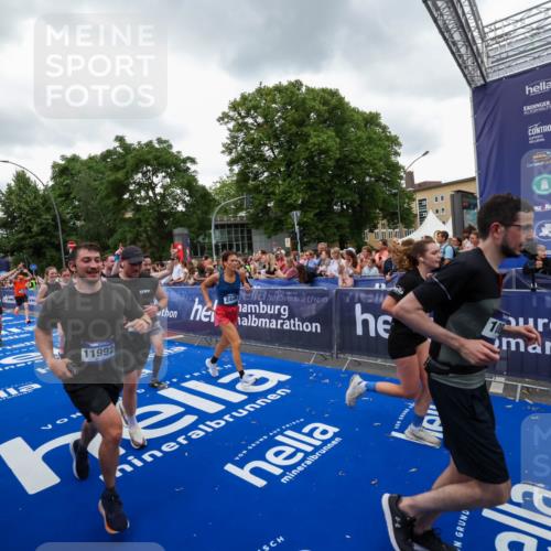 29.06.2025 - hella hamburg halbmarathon Zöllner http://msf.ph/oto/8420106 29.06.2025 10:52:58 Ziel 1257, 1258, 1657, 2099, 2444, 2814, 2910, 4557, 4558, 4770, 5077, 5907, 8139, 8720, 8955, 10724, 10811, 11217, 11992, 12519, 14791, 15430, 18720 meine-sportfotos.de