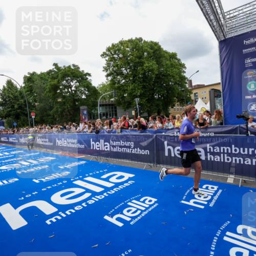 29.06.2025 - hella hamburg halbmarathon Zöllner http://msf.ph/oto/8420121 29.06.2025 10:31:00 Ziel 7880, 16508 meine-sportfotos.de