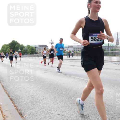 29.06.2025 - hella hamburg halbmarathon Lena Gebhardt http://msf.ph/oto/8420128 29.06.2025 10:27:32 Lombardsbrücke 18097, 5825, 1530, 2080, 2306, 2775, 3389, 4372, 5285, 5495, 5707, 5825, 6214, 6259, 7234, 7314, 7764, 7944, 7978, 8085, 8281, 9349, 9688, 10077, 10158, 10412, 10413, 11256, 11766, 12500, 13043, 14020, 14021, 14206, 15108, 15641, 16838, 17049, 17427, 17445, 17791, 18012, 18097, 18301, 18626, 18766, 18976 meine-sportfotos.de