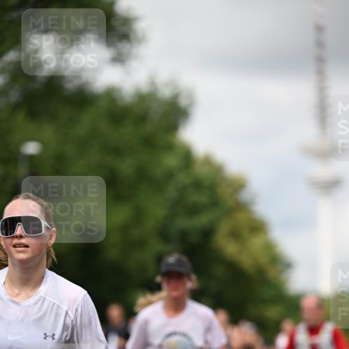 29.06.2025 - hella hamburg halbmarathon Dr. Thomas Lammeyer http://msf.ph/oto/8420140 29.06.2025 10:46:48 Kennedybrücke 1039, 1712, 1752, 2069, 2134, 2974, 3276, 3326, 3568, 4385, 4541, 4680, 4735, 4736, 5419, 5671, 6136, 6320, 6440, 6828, 7022, 7023, 7040, 7043, 7260, 8014, 8525, 8526, 8712, 9644, 9980, 10532, 10623, 10842, 11074, 11075, 11331 meine-sportfotos.de