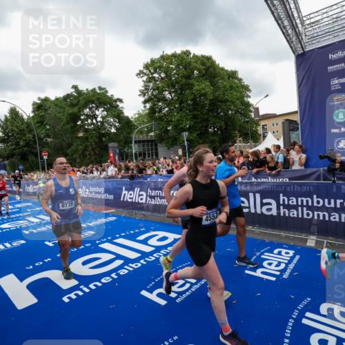 29.06.2025 - hella hamburg halbmarathon Zöllner http://msf.ph/oto/8420147 29.06.2025 10:53:00 Ziel 1257, 1258, 2099, 4557, 4558, 4770, 5907, 7509, 8139, 8720, 8955, 10724, 12367, 12519, 12910, 14791, 15430, 18590, 18720 meine-sportfotos.de