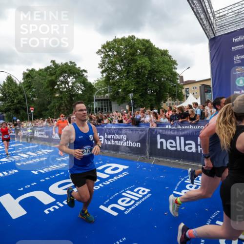 29.06.2025 - hella hamburg halbmarathon Zöllner http://msf.ph/oto/8420154 29.06.2025 10:53:00 Ziel 1257, 1258, 2099, 4557, 4558, 4770, 5907, 7509, 8139, 8720, 8955, 10724, 12367, 12519, 12910, 14791, 15430, 18590, 18720 meine-sportfotos.de