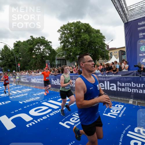 29.06.2025 - hella hamburg halbmarathon Zöllner http://msf.ph/oto/8420165 29.06.2025 10:53:01 Ziel 1258, 2099, 3334, 4557, 4558, 4770, 5907, 7509, 8139, 8720, 9093, 10724, 12155, 12367, 12519, 12910, 14791, 15430, 18590, 18720 meine-sportfotos.de