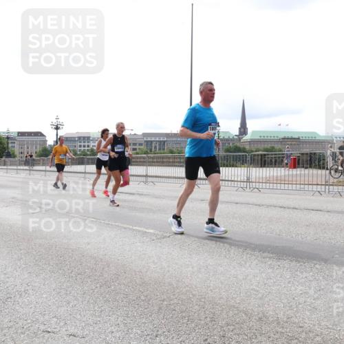 29.06.2025 - hella hamburg halbmarathon Lena Gebhardt http://msf.ph/oto/8420178 29.06.2025 10:27:33 Lombardsbrücke 1015, 18805, 1530, 2080, 2306, 2775, 3389, 4372, 5177, 5285, 5495, 5707, 5825, 6214, 6259, 7234, 7314, 7764, 7944, 7978, 8085, 8281, 9349, 9688, 10077, 10158, 10412, 10413, 11256, 11766, 12500, 13043, 14020, 14021, 14206, 15108, 15641, 16838, 17049, 17427, 17445, 17791, 18012, 18097, 18301, 18626, 18766, 18976 meine-sportfotos.de
