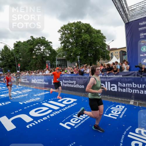 29.06.2025 - hella hamburg halbmarathon Zöllner http://msf.ph/oto/8420179 29.06.2025 10:53:01 Ziel 1258, 2099, 3334, 4557, 4558, 4770, 5907, 7509, 8139, 8720, 9093, 10724, 12155, 12367, 12519, 12910, 14791, 15430, 18590, 18720 meine-sportfotos.de