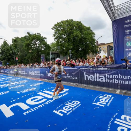 29.06.2025 - hella hamburg halbmarathon Zöllner http://msf.ph/oto/8420187 29.06.2025 10:31:06 Ziel 5826, 10929, 16508 meine-sportfotos.de