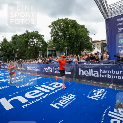 29.06.2025 - hella hamburg halbmarathon Zöllner http://msf.ph/oto/8420190 29.06.2025 10:53:01 Ziel 1258, 2099, 3334, 4557, 4558, 4770, 5907, 7509, 8139, 8720, 9093, 10724, 12155, 12367, 12519, 12910, 14791, 15430, 18590, 18720 meine-sportfotos.de