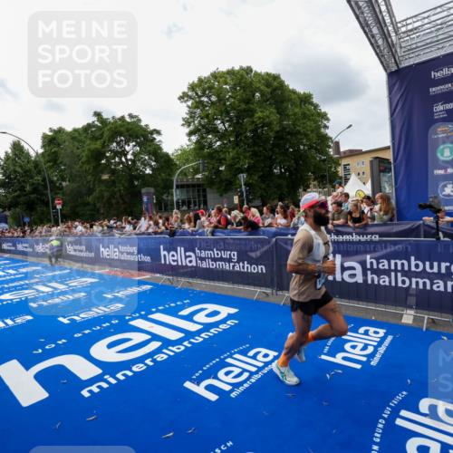 29.06.2025 - hella hamburg halbmarathon Zöllner http://msf.ph/oto/8420198 29.06.2025 10:31:07 Ziel 5826, 10929, 16508, 18177 meine-sportfotos.de