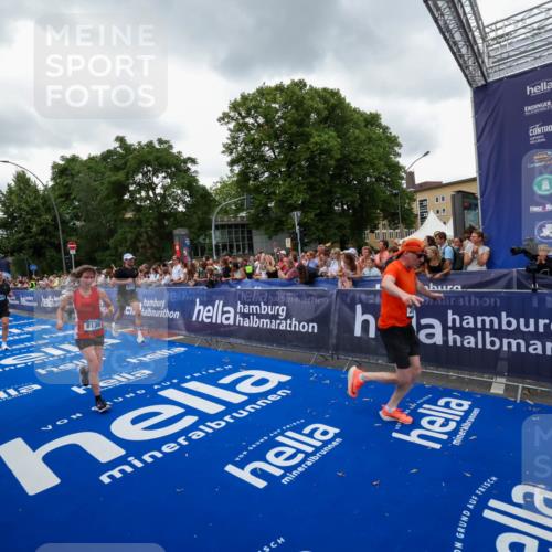 29.06.2025 - hella hamburg halbmarathon Zöllner http://msf.ph/oto/8420206 29.06.2025 10:53:02 Ziel 2099, 3334, 4770, 5907, 7509, 8139, 8587, 9093, 10724, 12155, 12367, 12519, 12910, 14791, 15430, 18590, 18720 meine-sportfotos.de