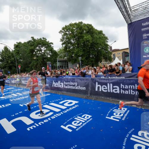 29.06.2025 - hella hamburg halbmarathon Zöllner http://msf.ph/oto/8420218 29.06.2025 10:53:02 Ziel 2099, 3334, 4770, 5907, 7509, 8139, 8587, 9093, 10724, 12155, 12367, 12519, 12910, 14791, 15430, 18590, 18720 meine-sportfotos.de