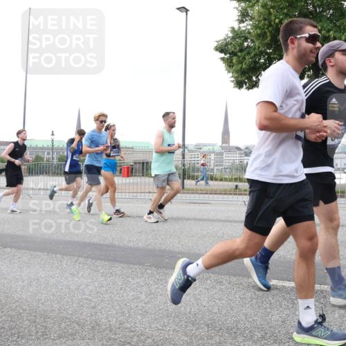 29.06.2025 - hella hamburg halbmarathon Lena Gebhardt http://msf.ph/oto/8420221 29.06.2025 10:52:23 Lombardsbrücke 14215, 1866, 12558, 1418, 1826, 1978, 2362, 2420, 2528, 2983, 3038, 3140, 3645, 4087, 4273, 4436, 4591, 4598, 4606, 4815, 5062, 5262, 5360, 6386, 6403, 6404, 6406, 6456, 6671, 6985, 7511, 7682, 7690, 7691, 7735, 7812, 8194, 8196, 8250, 8251, 8621, 9068, 9070, 9103, 9368, 9460, 9730, 9731, 10080, 10296, 10342, 10392, 10533, 10634, 10673, 10884, 10928, 11084, 11101, 11126, 11127, 11297, 11375, 11736, 11899, 11974, 12546, 12558 meine-sportfotos.de