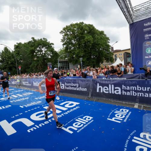 29.06.2025 - hella hamburg halbmarathon Zöllner http://msf.ph/oto/8420234 29.06.2025 10:53:02 Ziel 2099, 3334, 4770, 5907, 7509, 8139, 8587, 9093, 10724, 12155, 12367, 12519, 12910, 14791, 15430, 18590, 18720 meine-sportfotos.de