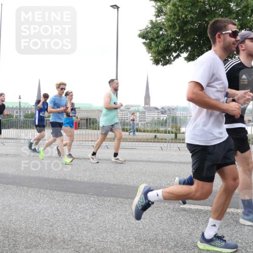 29.06.2025 - hella hamburg halbmarathon Lena Gebhardt http://msf.ph/oto/8420237 29.06.2025 10:52:23 Lombardsbrücke 14215, 1866, 12558, 1418, 1826, 1978, 2362, 2420, 2528, 2983, 3038, 3140, 3645, 4087, 4273, 4436, 4591, 4598, 4606, 4815, 5062, 5262, 5360, 6386, 6403, 6404, 6406, 6456, 6671, 6985, 7511, 7682, 7690, 7691, 7735, 7812, 8194, 8196, 8250, 8251, 8621, 9068, 9070, 9103, 9368, 9460, 9730, 9731, 10080, 10296, 10342, 10392, 10533, 10634, 10673, 10884, 10928, 11084, 11101, 11126, 11127, 11297, 11375, 11736, 11899, 11974, 12546, 12558 meine-sportfotos.de