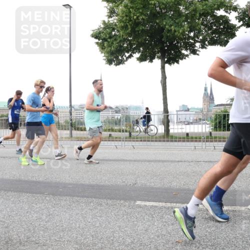 29.06.2025 - hella hamburg halbmarathon Lena Gebhardt http://msf.ph/oto/8420248 29.06.2025 10:52:23 Lombardsbrücke 64, 1418, 1826, 1978, 2362, 2420, 2528, 2983, 3038, 3140, 3645, 4087, 4273, 4436, 4591, 4598, 4606, 4815, 5062, 5262, 5360, 6386, 6403, 6404, 6406, 6456, 6671, 6985, 7511, 7682, 7690, 7691, 7735, 7812, 8194, 8196, 8250, 8251, 8621, 9068, 9070, 9103, 9368, 9460, 9730, 9731, 10080, 10296, 10342, 10392, 10533, 10634, 10673, 10884, 10928, 11084, 11101, 11126, 11127, 11297, 11375, 11736, 11899, 11974, 12546, 12558 meine-sportfotos.de
