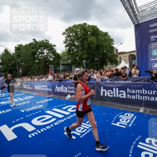 29.06.2025 - hella hamburg halbmarathon Zöllner http://msf.ph/oto/8420250 29.06.2025 10:53:03 Ziel 3258, 3334, 4770, 5907, 7509, 8139, 8587, 9093, 12155, 12367, 12519, 12910, 14791, 15430, 18590, 18720 meine-sportfotos.de