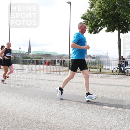 29.06.2025 - hella hamburg halbmarathon Lena Gebhardt http://msf.ph/oto/8420258 29.06.2025 10:27:34 Lombardsbrücke 18805, 1530, 2080, 2306, 2775, 3389, 4372, 5177, 5285, 5707, 5825, 6214, 6259, 7234, 7314, 7764, 7944, 7978, 8085, 8281, 9349, 9688, 10077, 10158, 10412, 10413, 11256, 11766, 12500, 12823, 13043, 14020, 14021, 14206, 15607, 15641, 16569, 16804, 16838, 17427, 17445, 17791, 18012, 18097, 18301, 18626, 18766, 18976 meine-sportfotos.de
