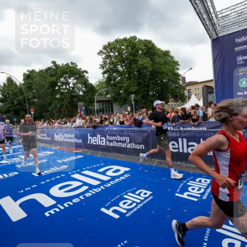 29.06.2025 - hella hamburg halbmarathon Zöllner http://msf.ph/oto/8420261 29.06.2025 10:53:03 Ziel 3258, 3334, 4770, 5907, 7509, 8139, 8587, 9093, 12155, 12367, 12519, 12910, 14791, 15430, 18590, 18720 meine-sportfotos.de