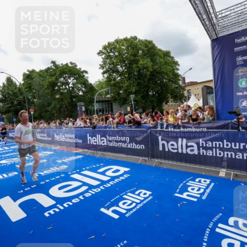 29.06.2025 - hella hamburg halbmarathon Zöllner http://msf.ph/oto/8420263 29.06.2025 10:31:11 Ziel 3201, 5826, 10929, 13754, 18177 meine-sportfotos.de
