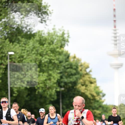 29.06.2025 - hella hamburg halbmarathon Dr. Thomas Lammeyer http://msf.ph/oto/8420264 29.06.2025 10:46:51 Kennedybrücke 1039, 1752, 2069, 2134, 2509, 2974, 3276, 3326, 3378, 3568, 4385, 4680, 4735, 4736, 5419, 5671, 6136, 6440, 6828, 7022, 7023, 7040, 7043, 7260, 7357, 7666, 8014, 8525, 8526, 9644, 9980, 10532, 10623, 10842, 11074, 11075, 11331 meine-sportfotos.de
