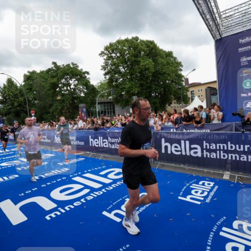 29.06.2025 - hella hamburg halbmarathon Zöllner http://msf.ph/oto/8420272 29.06.2025 10:53:04 Ziel 3059, 3258, 3334, 4121, 4770, 5907, 7509, 7864, 8587, 9093, 9537, 12155, 12367, 12519, 12910, 14791, 15430, 18590, 18720 meine-sportfotos.de