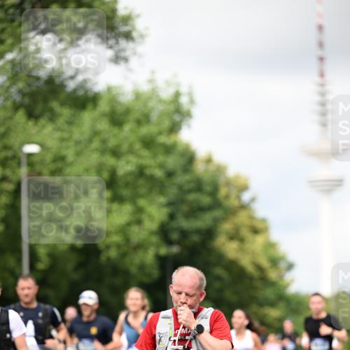 29.06.2025 - hella hamburg halbmarathon Dr. Thomas Lammeyer http://msf.ph/oto/8420275 29.06.2025 10:46:52 Kennedybrücke 1360, 1752, 1994, 2069, 2134, 2509, 2974, 3276, 3326, 3378, 3568, 3874, 4385, 4680, 4735, 4736, 5419, 5671, 6136, 6440, 6828, 7022, 7023, 7040, 7043, 7260, 7357, 7477, 7666, 8014, 8525, 8526, 9644, 9980, 10532, 10623, 10842, 11074, 11075, 11331 meine-sportfotos.de