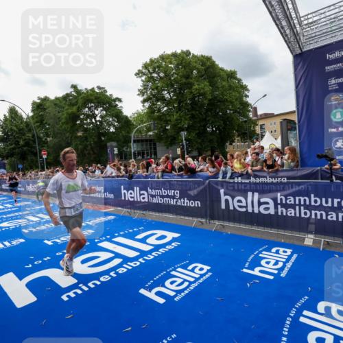 29.06.2025 - hella hamburg halbmarathon Zöllner http://msf.ph/oto/8420276 29.06.2025 10:31:11 Ziel 3201, 5826, 10929, 13754, 18177 meine-sportfotos.de