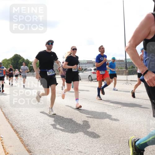 29.06.2025 - hella hamburg halbmarathon Lena Gebhardt http://msf.ph/oto/8420294 29.06.2025 10:18:20 Lombardsbrücke 18677, 983, 3125, 2034, 18145, 2087, 1159, 1160, 1234, 1268, 1325, 1554, 1641, 1820, 1982, 2087, 2147, 2335, 2634, 2703, 2931, 3125, 3202, 3321, 3482, 3529, 3977, 4123, 4383, 4710, 4738, 4804, 5004, 5909, 6270, 6332, 6533, 7094, 7160, 7454, 7641, 7649, 7838, 7882, 7883, 8067, 8128, 8248, 8341, 8607, 8799, 9222, 9505, 9539, 9586, 9658, 9717, 9734, 9748, 9834, 9844, 9964, 10172, 10332, 10509, 10659, 10687, 10908, 12498, 12541, 12548, 12552, 12703, 13341 meine-sportfotos.de