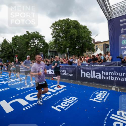 29.06.2025 - hella hamburg halbmarathon Zöllner http://msf.ph/oto/8420295 29.06.2025 10:53:05 Ziel 2208, 3059, 3258, 3334, 4121, 5907, 7509, 7864, 8587, 9093, 9537, 12155, 12367, 12519, 12910, 14323, 14791, 15430, 18590, 18720, 19208 meine-sportfotos.de