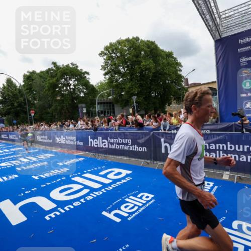 29.06.2025 - hella hamburg halbmarathon Zöllner http://msf.ph/oto/8420297 29.06.2025 10:31:12 Ziel 3201, 5826, 10017, 10929, 13754, 18177 meine-sportfotos.de