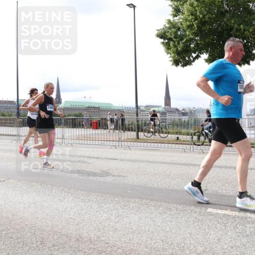 29.06.2025 - hella hamburg halbmarathon Lena Gebhardt http://msf.ph/oto/8420298 29.06.2025 10:27:34 Lombardsbrücke 1880, 1800, 1530, 2080, 2306, 2775, 3389, 4372, 5177, 5285, 5707, 5825, 6214, 6259, 7234, 7314, 7764, 7944, 7978, 8085, 8281, 9349, 9688, 10077, 10158, 10412, 10413, 11256, 11766, 12500, 12823, 13043, 14020, 14021, 14206, 15607, 15641, 16569, 16804, 16838, 17427, 17445, 17791, 18012, 18097, 18301, 18626, 18766, 18976 meine-sportfotos.de