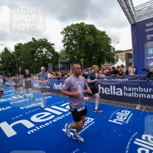 29.06.2025 - hella hamburg halbmarathon Zöllner http://msf.ph/oto/8420305 29.06.2025 10:53:05 Ziel 2208, 3059, 3258, 3334, 4121, 5907, 7509, 7864, 8587, 9093, 9537, 12155, 12367, 12519, 12910, 14323, 14791, 15430, 18590, 18720, 19208 meine-sportfotos.de