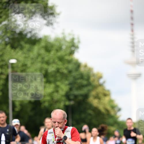 29.06.2025 - hella hamburg halbmarathon Dr. Thomas Lammeyer http://msf.ph/oto/8420307 29.06.2025 10:46:53 Kennedybrücke 1360, 1752, 1994, 2069, 2134, 2509, 3276, 3326, 3378, 3568, 3874, 4385, 4680, 4735, 4736, 5419, 6136, 6440, 6828, 7022, 7023, 7040, 7043, 7260, 7357, 7477, 7666, 8014, 8525, 8526, 9644, 9980, 10532, 10623, 10842, 11074, 11075, 11331 meine-sportfotos.de