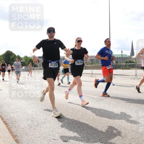 29.06.2025 - hella hamburg halbmarathon Lena Gebhardt http://msf.ph/oto/8420313 29.06.2025 10:18:20 Lombardsbrücke 18677, 2634, 3125, 9834, 1815, 3482, 1159, 1160, 1234, 1268, 1325, 1554, 1641, 1820, 1982, 2087, 2147, 2335, 2634, 2703, 2931, 3125, 3202, 3321, 3482, 3529, 3977, 4123, 4383, 4710, 4738, 4804, 5004, 5909, 6270, 6332, 6533, 7094, 7160, 7454, 7641, 7649, 7838, 7882, 7883, 8067, 8128, 8248, 8341, 8607, 8799, 9222, 9505, 9539, 9586, 9658, 9717, 9734, 9748, 9834, 9844, 9964, 10172, 10332, 10509, 10659, 10687, 10908, 12498, 12541, 12548, 12552, 12703, 13341 meine-sportfotos.de