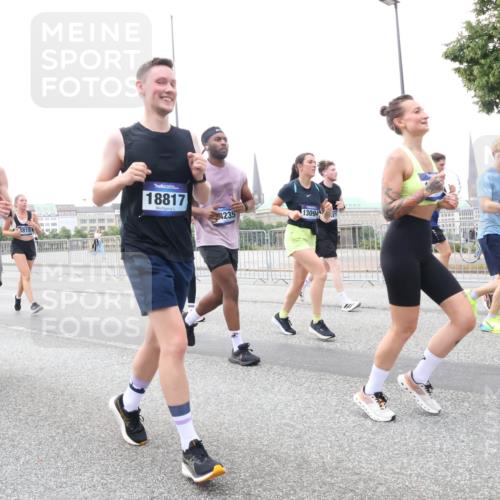 29.06.2025 - hella hamburg halbmarathon Lena Gebhardt http://msf.ph/oto/8420320 29.06.2025 10:52:24 Lombardsbrücke 173, 973, 1815, 18817, 4235, 13094, 1418, 1826, 1978, 2362, 2420, 2528, 2983, 3038, 3140, 3645, 4087, 4273, 4436, 4591, 4598, 4606, 4815, 5062, 5262, 5360, 6386, 6403, 6404, 6406, 6456, 6671, 6985, 7511, 7682, 7690, 7691, 7735, 7812, 8194, 8196, 8250, 8251, 8621, 9068, 9070, 9103, 9368, 9460, 9730, 9731, 10080, 10296, 10342, 10392, 10533, 10600, 10634, 10673, 10884, 10928, 11084, 11126, 11127, 11297, 11375, 11736, 11899, 11974, 12546, 12558 meine-sportfotos.de