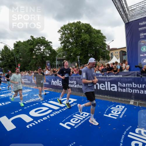 29.06.2025 - hella hamburg halbmarathon Zöllner http://msf.ph/oto/8420331 29.06.2025 10:53:06 Ziel 2208, 3059, 3258, 3334, 4121, 7509, 7864, 8587, 9093, 9537, 12155, 12367, 12519, 12910, 14323, 14791, 15430, 18590, 18720, 19208 meine-sportfotos.de