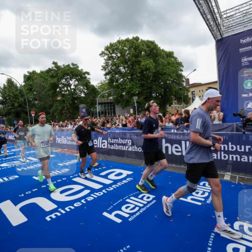 29.06.2025 - hella hamburg halbmarathon Zöllner http://msf.ph/oto/8420342 29.06.2025 10:53:06 Ziel 2208, 3059, 3258, 3334, 4121, 7509, 7864, 8587, 9093, 9537, 12155, 12367, 12519, 12910, 14323, 14791, 15430, 18590, 18720, 19208 meine-sportfotos.de