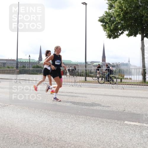 29.06.2025 - hella hamburg halbmarathon Lena Gebhardt http://msf.ph/oto/8420355 29.06.2025 10:27:34 Lombardsbrücke 18805, 1530, 2080, 2306, 2775, 3389, 4372, 5177, 5285, 5707, 5825, 6214, 6259, 7234, 7314, 7764, 7944, 7978, 8085, 8281, 9349, 9688, 10077, 10158, 10412, 10413, 11256, 11766, 12500, 12823, 13043, 14020, 14021, 14206, 15607, 15641, 16569, 16804, 16838, 17427, 17445, 17791, 18012, 18097, 18301, 18626, 18766, 18976 meine-sportfotos.de