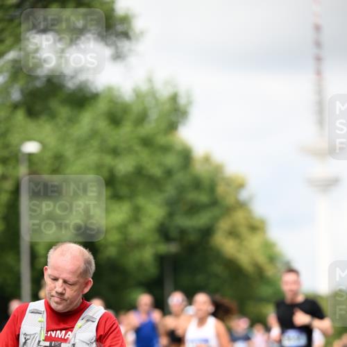 29.06.2025 - hella hamburg halbmarathon Dr. Thomas Lammeyer http://msf.ph/oto/8420359 29.06.2025 10:46:54 Kennedybrücke 1360, 1752, 1994, 2069, 2134, 2509, 3276, 3378, 3874, 4385, 4680, 4735, 4736, 5419, 6136, 6440, 6828, 6837, 7022, 7023, 7040, 7043, 7260, 7357, 7477, 7666, 8014, 8525, 8526, 9644, 9980, 10532, 10623, 10842, 11074, 11075, 11331 meine-sportfotos.de