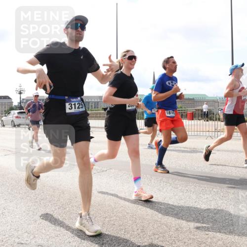 29.06.2025 - hella hamburg halbmarathon Lena Gebhardt http://msf.ph/oto/8420365 29.06.2025 10:18:21 Lombardsbrücke 9834, 3125, 1815, 1159, 1160, 1234, 1268, 1325, 1554, 1641, 1820, 1982, 2087, 2147, 2335, 2634, 2703, 2931, 3125, 3202, 3321, 3482, 3529, 3977, 4123, 4383, 4710, 4738, 4804, 5004, 5909, 6270, 6332, 6533, 7094, 7160, 7454, 7641, 7649, 7838, 7882, 7883, 8067, 8128, 8248, 8341, 8607, 8799, 9222, 9505, 9539, 9586, 9658, 9717, 9734, 9748, 9834, 9844, 9964, 10172, 10332, 10502, 10509, 10659, 10687, 10908, 12498, 12541, 12548, 12552, 12703, 13341 meine-sportfotos.de