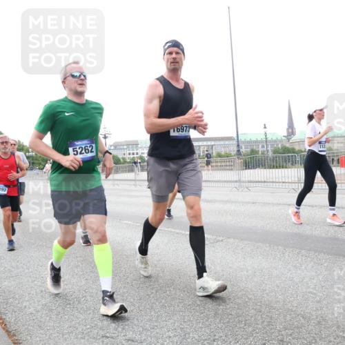 29.06.2025 - hella hamburg halbmarathon Lena Gebhardt http://msf.ph/oto/8420369 29.06.2025 10:52:24 Lombardsbrücke 13286, 16492, 5262, 16973, 112, 4235, 1418, 1826, 1978, 2362, 2420, 2528, 2983, 3038, 3140, 3645, 4087, 4273, 4436, 4591, 4598, 4606, 4815, 5062, 5262, 5360, 6386, 6403, 6404, 6406, 6456, 6671, 6985, 7511, 7682, 7690, 7691, 7735, 7812, 8194, 8196, 8250, 8251, 8621, 9068, 9070, 9103, 9368, 9460, 9730, 9731, 10080, 10296, 10342, 10392, 10533, 10600, 10634, 10673, 10884, 10928, 11084, 11126, 11127, 11297, 11375, 11736, 11899, 11974, 12546, 12558 meine-sportfotos.de